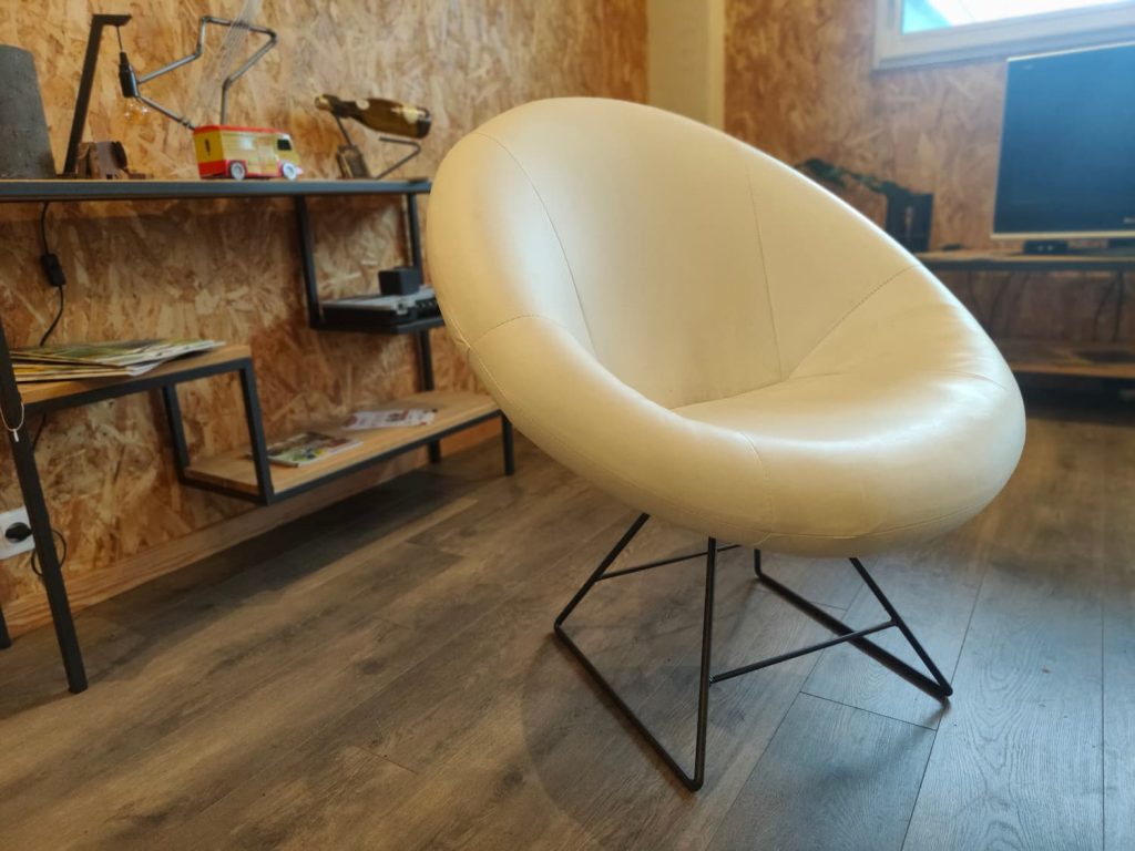 Fauteuil blanc cuir decoration
